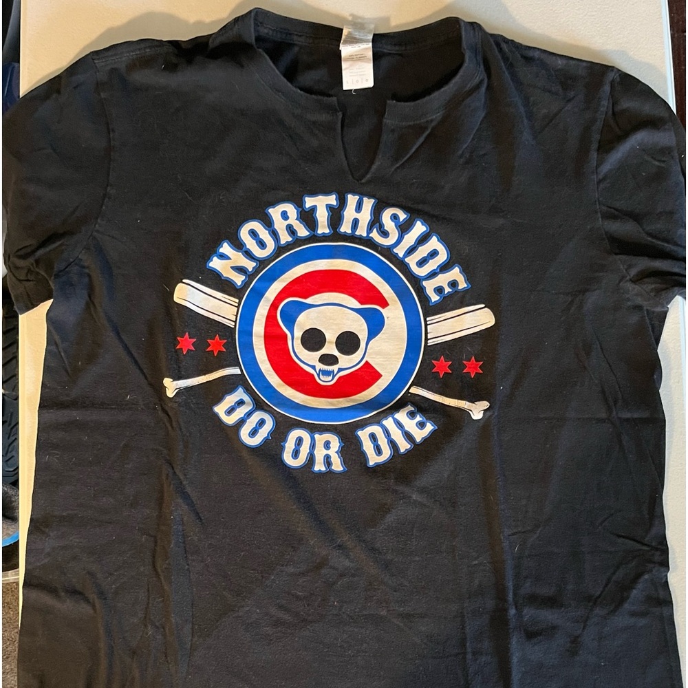 Women’s Chicago Cubs T-shirt, size large.